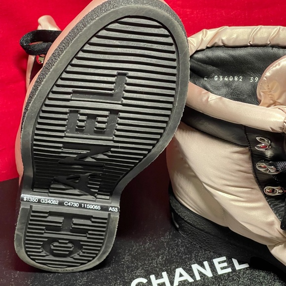 Chanel Rosey Ivory and Black Puffy Boots with Gold Embroidered Coco Neige badges - Picture 7 of 8